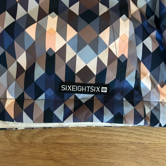 686 Women’s ski jacket, size XS, multi color design - Picture 3 of 4